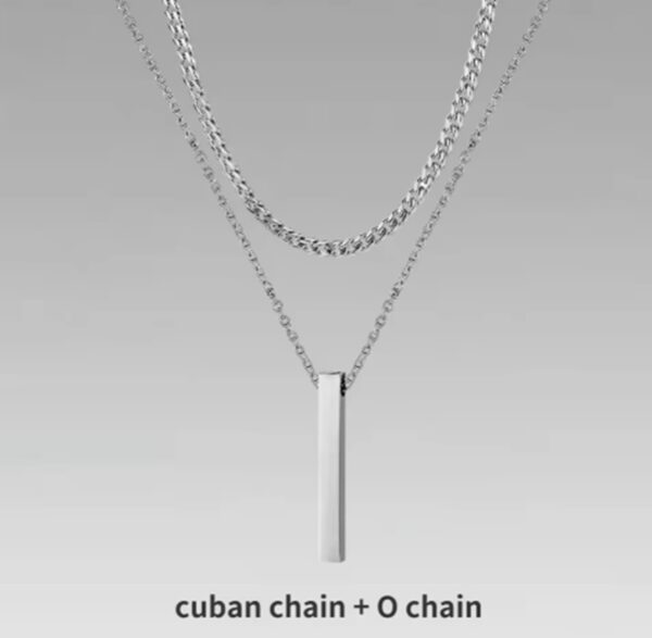 La combinación de cadena tipo cubana + cadena fina con dije rectangular crea un contraste moderno, sofisticado y muy atractivo. Es el tipo de accesorio que hace que tu outfit pase de básico a impactante en segundos.