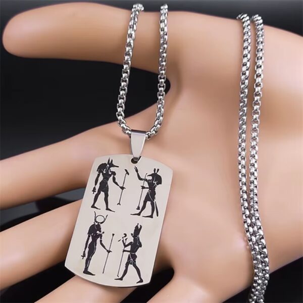 El Collar Faraón Legacy no es un simple accesorio: es una pieza inspirada en la grandeza, el misterio y el poder de civilizaciones que dominaron la historia. Cada grabado representa fuerza, equilibrio y autoridad… valores que definen a quien lo lleva.