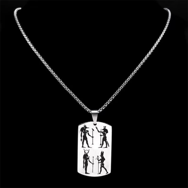 El Collar Faraón Legacy no es un simple accesorio: es una pieza inspirada en la grandeza, el misterio y el poder de civilizaciones que dominaron la historia. Cada grabado representa fuerza, equilibrio y autoridad… valores que definen a quien lo lleva.