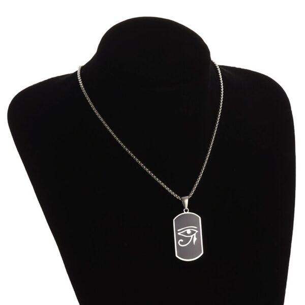 El Ojo de Horus no es solo un accesorio; es un símbolo cargado de historia, mística y un diseño atemporal que pega muy bien con el estilo urbano y minimalista actual.
