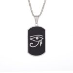 El Ojo de Horus no es solo un accesorio; es un símbolo cargado de historia, mística y un diseño atemporal que pega muy bien con el estilo urbano y minimalista actual.