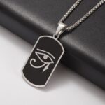 El Ojo de Horus no es solo un accesorio; es un símbolo cargado de historia, mística y un diseño atemporal que pega muy bien con el estilo urbano y minimalista actual.