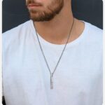 Este elegante collar plateado con colgante rectangular grabado con runas nórdicas es perfecto para quienes buscan destacar con un estilo único, moderno y con un toque místico.