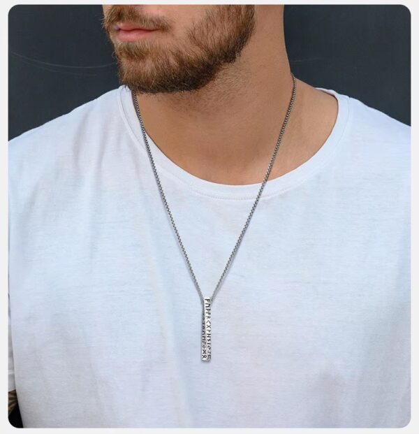 Este elegante collar plateado con colgante rectangular grabado con runas nórdicas es perfecto para quienes buscan destacar con un estilo único, moderno y con un toque místico.