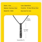 Este elegante collar plateado con colgante rectangular grabado con runas nórdicas es perfecto para quienes buscan destacar con un estilo único, moderno y con un toque místico.