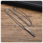 Este elegante collar plateado con colgante rectangular grabado con runas nórdicas es perfecto para quienes buscan destacar con un estilo único, moderno y con un toque místico.
