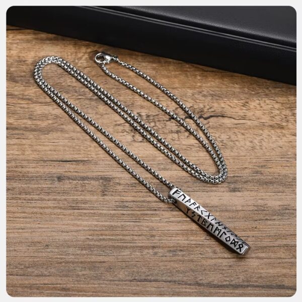 Este elegante collar plateado con colgante rectangular grabado con runas nórdicas es perfecto para quienes buscan destacar con un estilo único, moderno y con un toque místico.