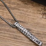 Este elegante collar plateado con colgante rectangular grabado con runas nórdicas es perfecto para quienes buscan destacar con un estilo único, moderno y con un toque místico.