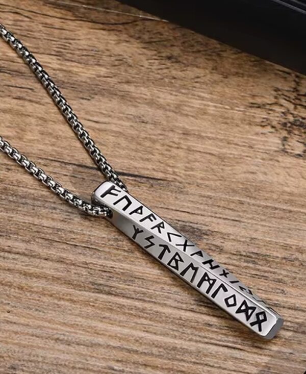 Este elegante collar plateado con colgante rectangular grabado con runas nórdicas es perfecto para quienes buscan destacar con un estilo único, moderno y con un toque místico.