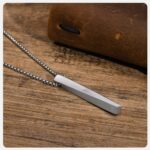 Este elegante collar plateado con colgante rectangular grabado con runas nórdicas es perfecto para quienes buscan destacar con un estilo único, moderno y con un toque místico.