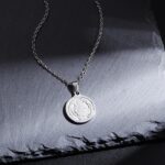 ✨ **COLLAR “SAN BENITO PROTECTOR” – FE, ESTILO Y PROTECCIÓN EN TODO MOMENTO** ✨ Lleva contigo más que un accesorio… lleva un símbolo de protección poderosa 🙏 Este elegante collar con medalla de **San Benito** es reconocido por su significado espiritual, ideal para quienes buscan protección, fe y un estilo sobrio pero impactante. 🛡️ **Un símbolo que protege** La medalla de San Benito es conocida mundialmente por su poder contra energías negativas, brindando seguridad, paz y fortaleza espiritual a quien la porta. 💎 **Elegancia que combina con todo** Su diseño minimalista en acabado plateado lo convierte en una pieza versátil, perfecta para uso diario o para complementar cualquier outfit con un toque significativo. 📏 **Características del producto:** * Material: Acero inoxidable de alta calidad (resistente y duradero) * Color: Plateado (también disponible en dorado) * Diámetro del dije: 25.8 mm * Largo de cadena: 60 cm * Peso: 8.16 g * Diseño: Medalla de San Benito grabada con detalles finos * Garantía: 30 días (satisfacción asegurada) 🔥 **¿Por qué debes tenerlo?** Porque no solo mejora tu estilo… también te brinda una sensación de protección y confianza todos los días. Es ideal para personas que valoran la fe y quieren llevarla consigo en todo momento. 🎁 **Un regalo con significado real** Perfecto para obsequiar a alguien especial, transmitiendo un mensaje de cuidado, protección y bendición. ⚠️ **Alta demanda – Stock limitado** Este tipo de accesorios espirituales está en tendencia. No te quedes sin el tuyo. 👉 **Ordénalo ahora y lleva contigo un símbolo de protección y fe todos los días** 🙌