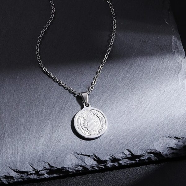 ✨ **COLLAR “SAN BENITO PROTECTOR” – FE, ESTILO Y PROTECCIÓN EN TODO MOMENTO** ✨ Lleva contigo más que un accesorio… lleva un símbolo de protección poderosa 🙏 Este elegante collar con medalla de **San Benito** es reconocido por su significado espiritual, ideal para quienes buscan protección, fe y un estilo sobrio pero impactante. 🛡️ **Un símbolo que protege** La medalla de San Benito es conocida mundialmente por su poder contra energías negativas, brindando seguridad, paz y fortaleza espiritual a quien la porta. 💎 **Elegancia que combina con todo** Su diseño minimalista en acabado plateado lo convierte en una pieza versátil, perfecta para uso diario o para complementar cualquier outfit con un toque significativo. 📏 **Características del producto:** * Material: Acero inoxidable de alta calidad (resistente y duradero) * Color: Plateado (también disponible en dorado) * Diámetro del dije: 25.8 mm * Largo de cadena: 60 cm * Peso: 8.16 g * Diseño: Medalla de San Benito grabada con detalles finos * Garantía: 30 días (satisfacción asegurada) 🔥 **¿Por qué debes tenerlo?** Porque no solo mejora tu estilo… también te brinda una sensación de protección y confianza todos los días. Es ideal para personas que valoran la fe y quieren llevarla consigo en todo momento. 🎁 **Un regalo con significado real** Perfecto para obsequiar a alguien especial, transmitiendo un mensaje de cuidado, protección y bendición. ⚠️ **Alta demanda – Stock limitado** Este tipo de accesorios espirituales está en tendencia. No te quedes sin el tuyo. 👉 **Ordénalo ahora y lleva contigo un símbolo de protección y fe todos los días** 🙌