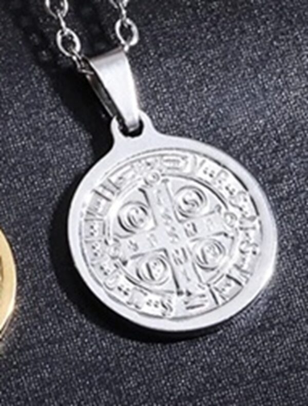 ✨ **COLLAR “SAN BENITO PROTECTOR” – FE, ESTILO Y PROTECCIÓN EN TODO MOMENTO** ✨ Lleva contigo más que un accesorio… lleva un símbolo de protección poderosa 🙏 Este elegante collar con medalla de **San Benito** es reconocido por su significado espiritual, ideal para quienes buscan protección, fe y un estilo sobrio pero impactante. 🛡️ **Un símbolo que protege** La medalla de San Benito es conocida mundialmente por su poder contra energías negativas, brindando seguridad, paz y fortaleza espiritual a quien la porta. 💎 **Elegancia que combina con todo** Su diseño minimalista en acabado plateado lo convierte en una pieza versátil, perfecta para uso diario o para complementar cualquier outfit con un toque significativo. 📏 **Características del producto:** * Material: Acero inoxidable de alta calidad (resistente y duradero) * Color: Plateado (también disponible en dorado) * Diámetro del dije: 25.8 mm * Largo de cadena: 60 cm * Peso: 8.16 g * Diseño: Medalla de San Benito grabada con detalles finos * Garantía: 30 días (satisfacción asegurada) 🔥 **¿Por qué debes tenerlo?** Porque no solo mejora tu estilo… también te brinda una sensación de protección y confianza todos los días. Es ideal para personas que valoran la fe y quieren llevarla consigo en todo momento. 🎁 **Un regalo con significado real** Perfecto para obsequiar a alguien especial, transmitiendo un mensaje de cuidado, protección y bendición. ⚠️ **Alta demanda – Stock limitado** Este tipo de accesorios espirituales está en tendencia. No te quedes sin el tuyo. 👉 **Ordénalo ahora y lleva contigo un símbolo de protección y fe todos los días** 🙌