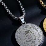 ✨ **COLLAR “SAN BENITO PROTECTOR” – FE, ESTILO Y PROTECCIÓN EN TODO MOMENTO** ✨ Lleva contigo más que un accesorio… lleva un símbolo de protección poderosa 🙏 Este elegante collar con medalla de **San Benito** es reconocido por su significado espiritual, ideal para quienes buscan protección, fe y un estilo sobrio pero impactante. 🛡️ **Un símbolo que protege** La medalla de San Benito es conocida mundialmente por su poder contra energías negativas, brindando seguridad, paz y fortaleza espiritual a quien la porta. 💎 **Elegancia que combina con todo** Su diseño minimalista en acabado plateado lo convierte en una pieza versátil, perfecta para uso diario o para complementar cualquier outfit con un toque significativo. 📏 **Características del producto:** * Material: Acero inoxidable de alta calidad (resistente y duradero) * Color: Plateado (también disponible en dorado) * Diámetro del dije: 25.8 mm * Largo de cadena: 60 cm * Peso: 8.16 g * Diseño: Medalla de San Benito grabada con detalles finos * Garantía: 30 días (satisfacción asegurada) 🔥 **¿Por qué debes tenerlo?** Porque no solo mejora tu estilo… también te brinda una sensación de protección y confianza todos los días. Es ideal para personas que valoran la fe y quieren llevarla consigo en todo momento. 🎁 **Un regalo con significado real** Perfecto para obsequiar a alguien especial, transmitiendo un mensaje de cuidado, protección y bendición. ⚠️ **Alta demanda – Stock limitado** Este tipo de accesorios espirituales está en tendencia. No te quedes sin el tuyo. 👉 **Ordénalo ahora y lleva contigo un símbolo de protección y fe todos los días** 🙌