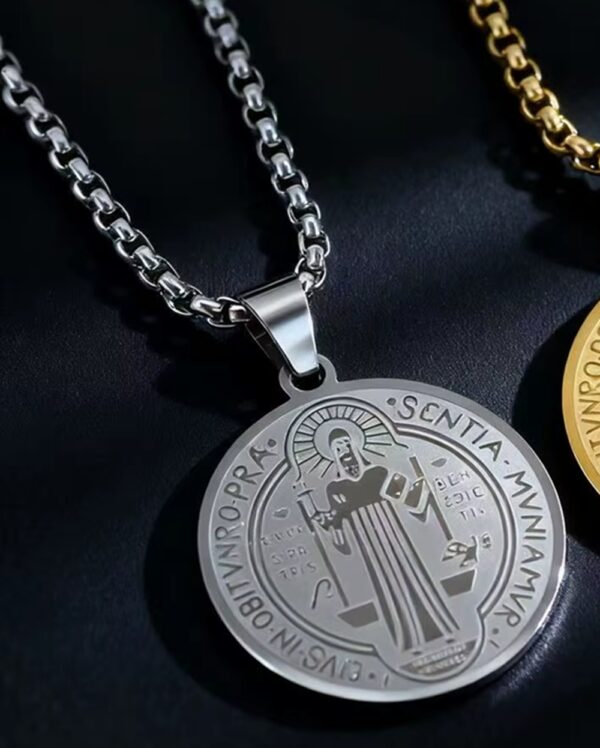 ✨ **COLLAR “SAN BENITO PROTECTOR” – FE, ESTILO Y PROTECCIÓN EN TODO MOMENTO** ✨ Lleva contigo más que un accesorio… lleva un símbolo de protección poderosa 🙏 Este elegante collar con medalla de **San Benito** es reconocido por su significado espiritual, ideal para quienes buscan protección, fe y un estilo sobrio pero impactante. 🛡️ **Un símbolo que protege** La medalla de San Benito es conocida mundialmente por su poder contra energías negativas, brindando seguridad, paz y fortaleza espiritual a quien la porta. 💎 **Elegancia que combina con todo** Su diseño minimalista en acabado plateado lo convierte en una pieza versátil, perfecta para uso diario o para complementar cualquier outfit con un toque significativo. 📏 **Características del producto:** * Material: Acero inoxidable de alta calidad (resistente y duradero) * Color: Plateado (también disponible en dorado) * Diámetro del dije: 25.8 mm * Largo de cadena: 60 cm * Peso: 8.16 g * Diseño: Medalla de San Benito grabada con detalles finos * Garantía: 30 días (satisfacción asegurada) 🔥 **¿Por qué debes tenerlo?** Porque no solo mejora tu estilo… también te brinda una sensación de protección y confianza todos los días. Es ideal para personas que valoran la fe y quieren llevarla consigo en todo momento. 🎁 **Un regalo con significado real** Perfecto para obsequiar a alguien especial, transmitiendo un mensaje de cuidado, protección y bendición. ⚠️ **Alta demanda – Stock limitado** Este tipo de accesorios espirituales está en tendencia. No te quedes sin el tuyo. 👉 **Ordénalo ahora y lleva contigo un símbolo de protección y fe todos los días** 🙌