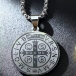 ✨ **COLLAR “SAN BENITO PROTECTOR” – FE, ESTILO Y PROTECCIÓN EN TODO MOMENTO** ✨ Lleva contigo más que un accesorio… lleva un símbolo de protección poderosa 🙏 Este elegante collar con medalla de **San Benito** es reconocido por su significado espiritual, ideal para quienes buscan protección, fe y un estilo sobrio pero impactante. 🛡️ **Un símbolo que protege** La medalla de San Benito es conocida mundialmente por su poder contra energías negativas, brindando seguridad, paz y fortaleza espiritual a quien la porta. 💎 **Elegancia que combina con todo** Su diseño minimalista en acabado plateado lo convierte en una pieza versátil, perfecta para uso diario o para complementar cualquier outfit con un toque significativo. 📏 **Características del producto:** * Material: Acero inoxidable de alta calidad (resistente y duradero) * Color: Plateado (también disponible en dorado) * Diámetro del dije: 25.8 mm * Largo de cadena: 60 cm * Peso: 8.16 g * Diseño: Medalla de San Benito grabada con detalles finos * Garantía: 30 días (satisfacción asegurada) 🔥 **¿Por qué debes tenerlo?** Porque no solo mejora tu estilo… también te brinda una sensación de protección y confianza todos los días. Es ideal para personas que valoran la fe y quieren llevarla consigo en todo momento. 🎁 **Un regalo con significado real** Perfecto para obsequiar a alguien especial, transmitiendo un mensaje de cuidado, protección y bendición. ⚠️ **Alta demanda – Stock limitado** Este tipo de accesorios espirituales está en tendencia. No te quedes sin el tuyo. 👉 **Ordénalo ahora y lleva contigo un símbolo de protección y fe todos los días** 🙌