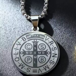 collar san benito7 ✨ **COLLAR “SAN BENITO PROTECTOR” – FE, ESTILO Y PROTECCIÓN EN TODO MOMENTO** ✨ Lleva contigo más que un accesorio… lleva un símbolo de protección poderosa 🙏 Este elegante collar con medalla de **San Benito** es reconocido por su significado espiritual, ideal para quienes buscan protección, fe y un estilo sobrio pero impactante. 🛡️ **Un símbolo que protege** La medalla de San Benito es conocida mundialmente por su poder contra energías negativas, brindando seguridad, paz y fortaleza espiritual a quien la porta. 💎 **Elegancia que combina con todo** Su diseño minimalista en acabado plateado lo convierte en una pieza versátil, perfecta para uso diario o para complementar cualquier outfit con un toque significativo. 📏 **Características del producto:** * Material: Acero inoxidable de alta calidad (resistente y duradero) * Color: Plateado (también disponible en dorado) * Diámetro del dije: 25.8 mm * Largo de cadena: 60 cm * Peso: 8.16 g * Diseño: Medalla de San Benito grabada con detalles finos * Garantía: 30 días (satisfacción asegurada) 🔥 **¿Por qué debes tenerlo?** Porque no solo mejora tu estilo… también te brinda una sensación de protección y confianza todos los días. Es ideal para personas que valoran la fe y quieren llevarla consigo en todo momento. 🎁 **Un regalo con significado real** Perfecto para obsequiar a alguien especial, transmitiendo un mensaje de cuidado, protección y bendición. ⚠️ **Alta demanda – Stock limitado** Este tipo de accesorios espirituales está en tendencia. No te quedes sin el tuyo. 👉 **Ordénalo ahora y lleva contigo un símbolo de protección y fe todos los días** 🙌