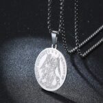 cadena plateada con medallón de San Miguel Arcángel combina a la perfección estilo moderno con un significado profundo. Ideal para quienes quieren llevar consigo un símbolo de protección y determinación todos los días.