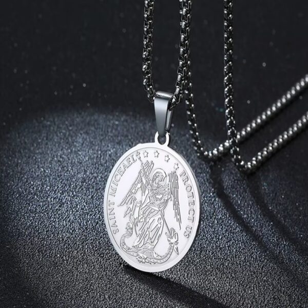 cadena plateada con medallón de San Miguel Arcángel combina a la perfección estilo moderno con un significado profundo. Ideal para quienes quieren llevar consigo un símbolo de protección y determinación todos los días.