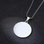 cadena plateada con medallón de San Miguel Arcángel combina a la perfección estilo moderno con un significado profundo. Ideal para quienes quieren llevar consigo un símbolo de protección y determinación todos los días.
