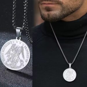 collar san miguel arcangel3 cadena plateada con medallón de San Miguel Arcángel combina a la perfección estilo moderno con un significado profundo. Ideal para quienes quieren llevar consigo un símbolo de protección y determinación todos los días.