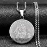cadena plateada con medallón de San Miguel Arcángel combina a la perfección estilo moderno con un significado profundo. Ideal para quienes quieren llevar consigo un símbolo de protección y determinación todos los días.