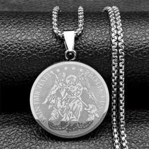 cadena plateada con medallón de San Miguel Arcángel combina a la perfección estilo moderno con un significado profundo. Ideal para quienes quieren llevar consigo un símbolo de protección y determinación todos los días.