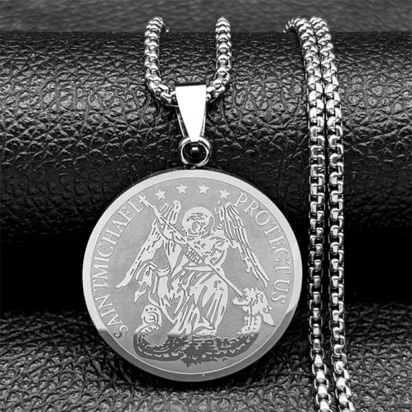 cadena plateada con medallón de San Miguel Arcángel combina a la perfección estilo moderno con un significado profundo. Ideal para quienes quieren llevar consigo un símbolo de protección y determinación todos los días.
