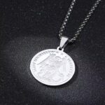 cadena plateada con medallón de San Miguel Arcángel combina a la perfección estilo moderno con un significado profundo. Ideal para quienes quieren llevar consigo un símbolo de protección y determinación todos los días.