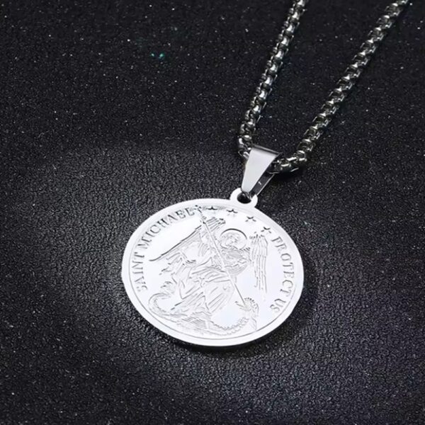 cadena plateada con medallón de San Miguel Arcángel combina a la perfección estilo moderno con un significado profundo. Ideal para quienes quieren llevar consigo un símbolo de protección y determinación todos los días.