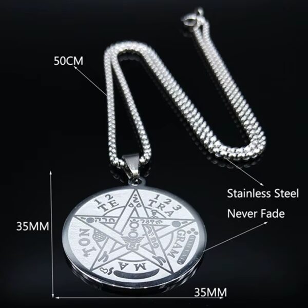 El Tetragramatón es un símbolo esotérico muy conocido que integra elementos de protección y sabiduría espiritual. Muchas personas lo usan como amuleto para protegerse de energías negativas y fortalecer su confianza personal.