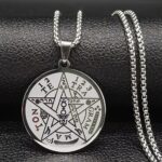 El Tetragramatón es un símbolo esotérico muy conocido que integra elementos de protección y sabiduría espiritual. Muchas personas lo usan como amuleto para protegerse de energías negativas y fortalecer su confianza personal.