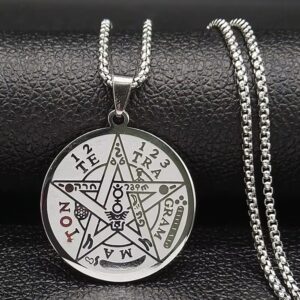 El Tetragramatón es un símbolo esotérico muy conocido que integra elementos de protección y sabiduría espiritual. Muchas personas lo usan como amuleto para protegerse de energías negativas y fortalecer su confianza personal.