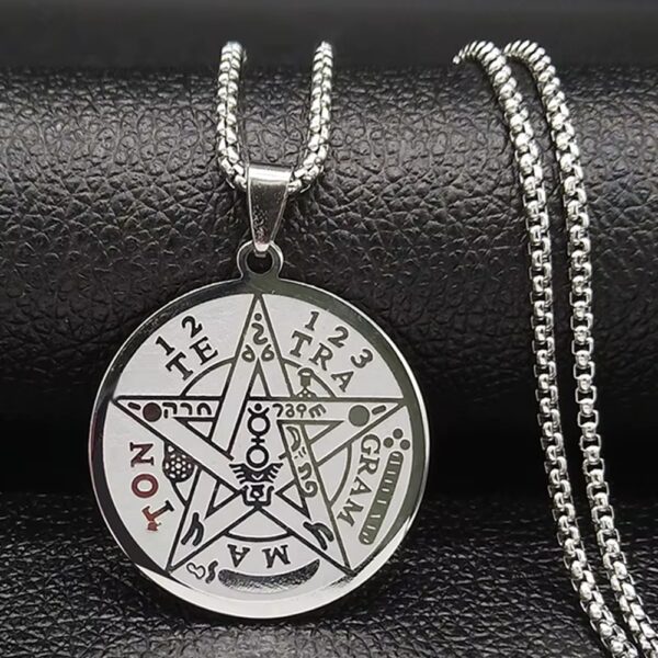 El Tetragramatón es un símbolo esotérico muy conocido que integra elementos de protección y sabiduría espiritual. Muchas personas lo usan como amuleto para protegerse de energías negativas y fortalecer su confianza personal.