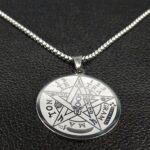 El Tetragramatón es un símbolo esotérico muy conocido que integra elementos de protección y sabiduría espiritual. Muchas personas lo usan como amuleto para protegerse de energías negativas y fortalecer su confianza personal.