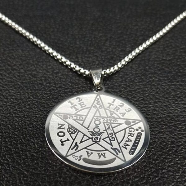 El Tetragramatón es un símbolo esotérico muy conocido que integra elementos de protección y sabiduría espiritual. Muchas personas lo usan como amuleto para protegerse de energías negativas y fortalecer su confianza personal.