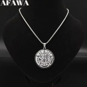 collar tetragramaton plateado3 El Tetragramatón es un símbolo esotérico muy conocido que integra elementos de protección y sabiduría espiritual. Muchas personas lo usan como amuleto para protegerse de energías negativas y fortalecer su confianza personal.