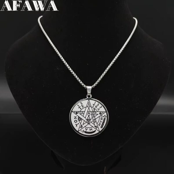 El Tetragramatón es un símbolo esotérico muy conocido que integra elementos de protección y sabiduría espiritual. Muchas personas lo usan como amuleto para protegerse de energías negativas y fortalecer su confianza personal.