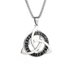 collar con diseño de nudo celta (Triqueta) y grabados rúnicos es perfecto para quienes quieren proyectar seguridad, identidad y un estilo único