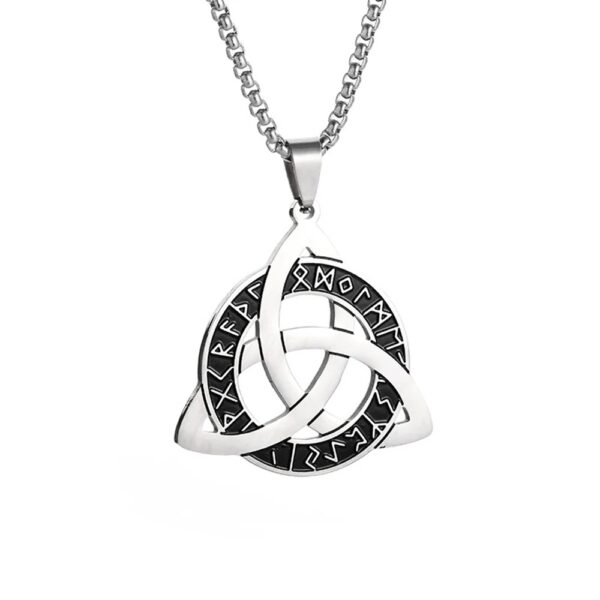 collar con diseño de nudo celta (Triqueta) y grabados rúnicos es perfecto para quienes quieren proyectar seguridad, identidad y un estilo único