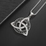 collar con diseño de nudo celta (Triqueta) y grabados rúnicos es perfecto para quienes quieren proyectar seguridad, identidad y un estilo único