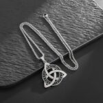 collar con diseño de nudo celta (Triqueta) y grabados rúnicos es perfecto para quienes quieren proyectar seguridad, identidad y un estilo único