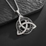 collar con diseño de nudo celta (Triqueta) y grabados rúnicos es perfecto para quienes quieren proyectar seguridad, identidad y un estilo único