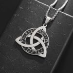 collar con diseño de nudo celta (Triqueta) y grabados rúnicos es perfecto para quienes quieren proyectar seguridad, identidad y un estilo único