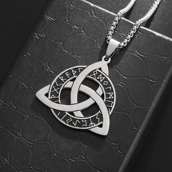 collar con diseño de nudo celta (Triqueta) y grabados rúnicos es perfecto para quienes quieren proyectar seguridad, identidad y un estilo único