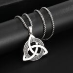 collar con diseño de nudo celta (Triqueta) y grabados rúnicos es perfecto para quienes quieren proyectar seguridad, identidad y un estilo único