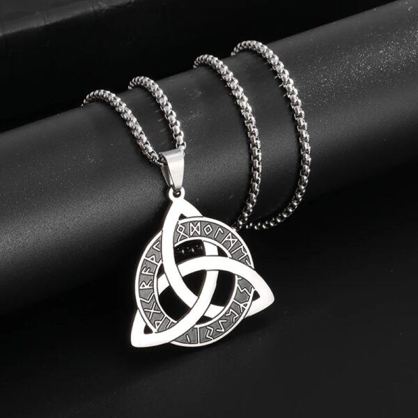 collar con diseño de nudo celta (Triqueta) y grabados rúnicos es perfecto para quienes quieren proyectar seguridad, identidad y un estilo único