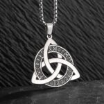 collar con diseño de nudo celta (Triqueta) y grabados rúnicos es perfecto para quienes quieren proyectar seguridad, identidad y un estilo único