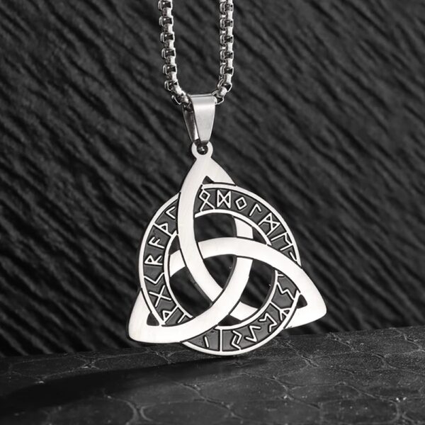 collar con diseño de nudo celta (Triqueta) y grabados rúnicos es perfecto para quienes quieren proyectar seguridad, identidad y un estilo único
