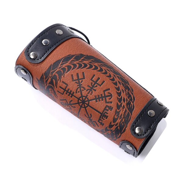 Lleva en tu brazo el espíritu de los guerreros nórdicos con este impresionante brazalete vikingo de cuero grabado